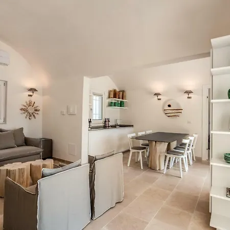 Lamia Del Riccio Villa *