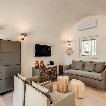 Lamia Del Riccio Villa *